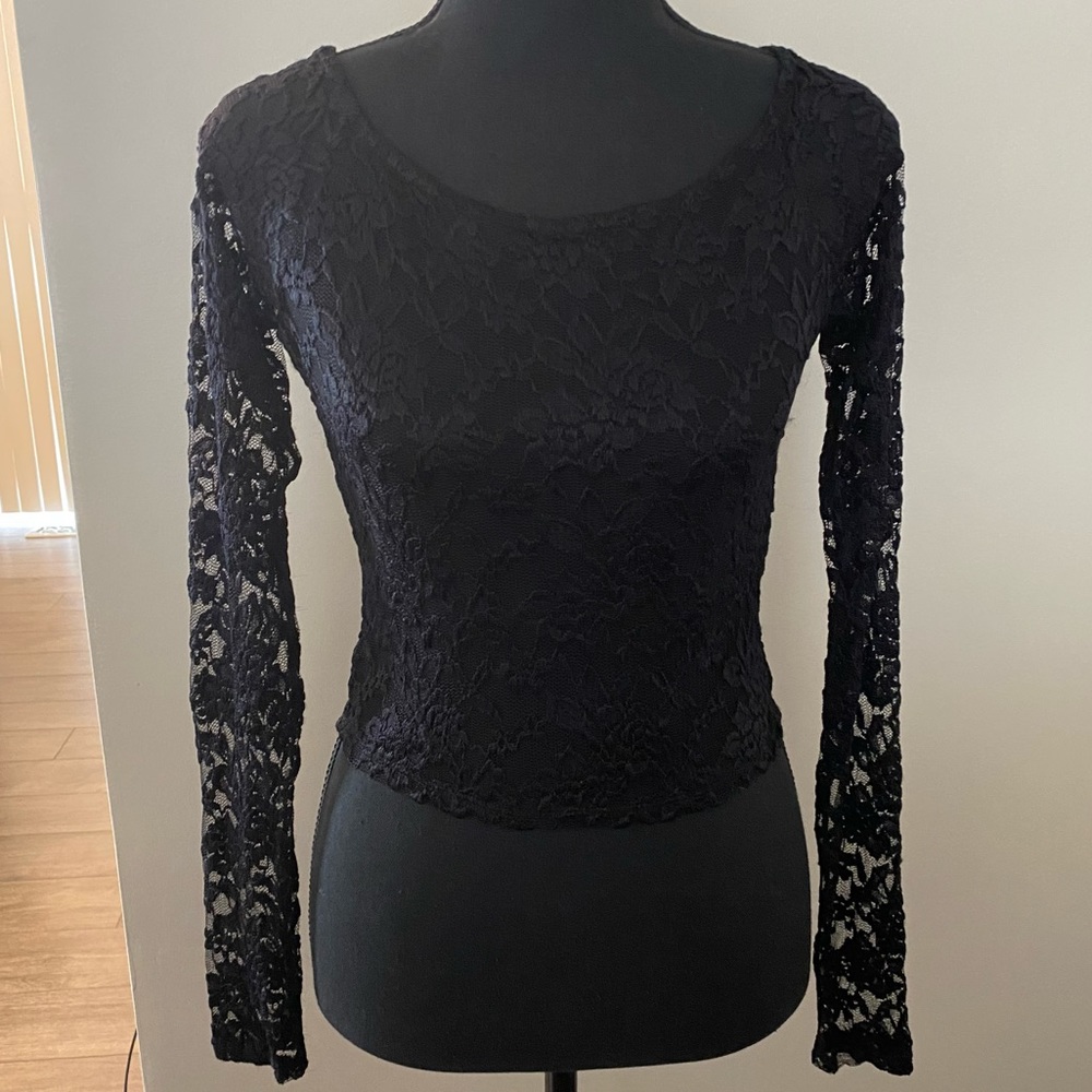 ❤️Forever 21 Black stretchy lace crop top, lined.